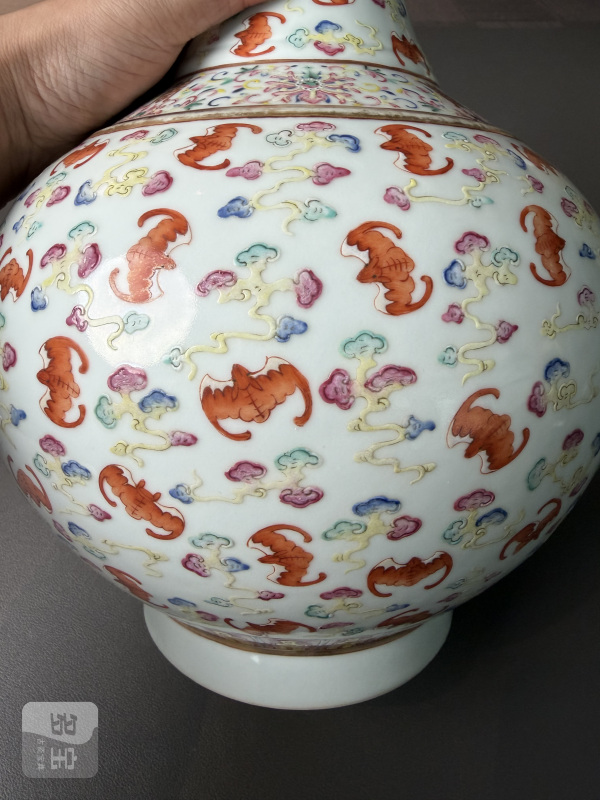 清光绪 粉彩百蝠纹赏瓶 - 图9